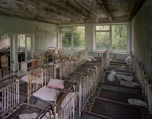 Robert Polidori<p class="titolo-immagine">PRIPYAT KINDERGARTEN DORMITORY, 2001</p>