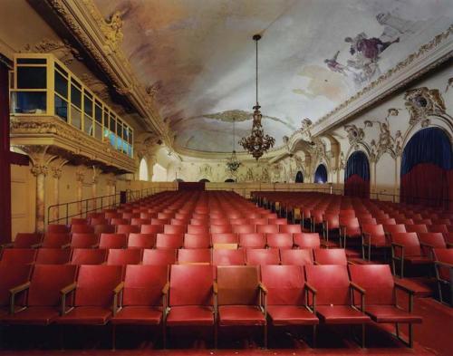 Robert Polidori<p class="titolo-immagine">HAVANA THEATRE, HAVANA, DECEMBER 1997 SOLD OUT</p>
