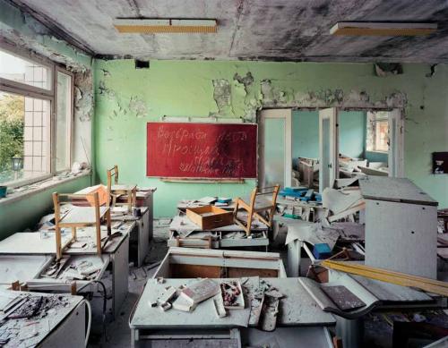 Robert Polidori<p class="titolo-immagine">CLASSROOM, PRIPYAT, 2001</p>
