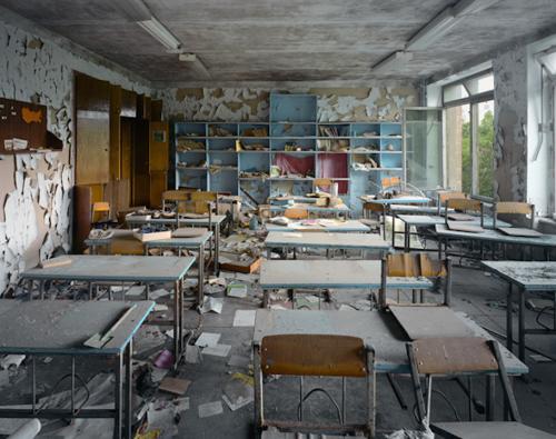 Robert Polidori<p class="titolo-immagine">CLASSROOM, PRIPYAT, 2001</p>