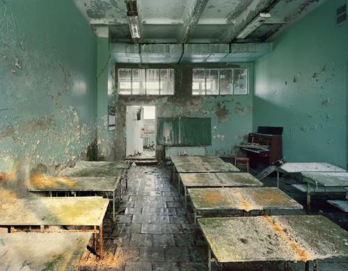 Robert Polidori<p class="titolo-immagine">MUSIC THEORY CLASSROOM IN SCHOOL #5, PRIPYAT, 2001</p>