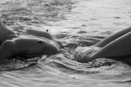 Guido Argentini<p class="titolo-immagine">GAIA IN THE WATER AT SUNSET BW#2013</p>