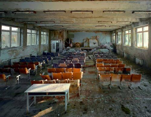 Robert Polidori<p class="titolo-immagine">AUDITORIUM IN SCHOOL #5, PRIPYAT, 2001</p>